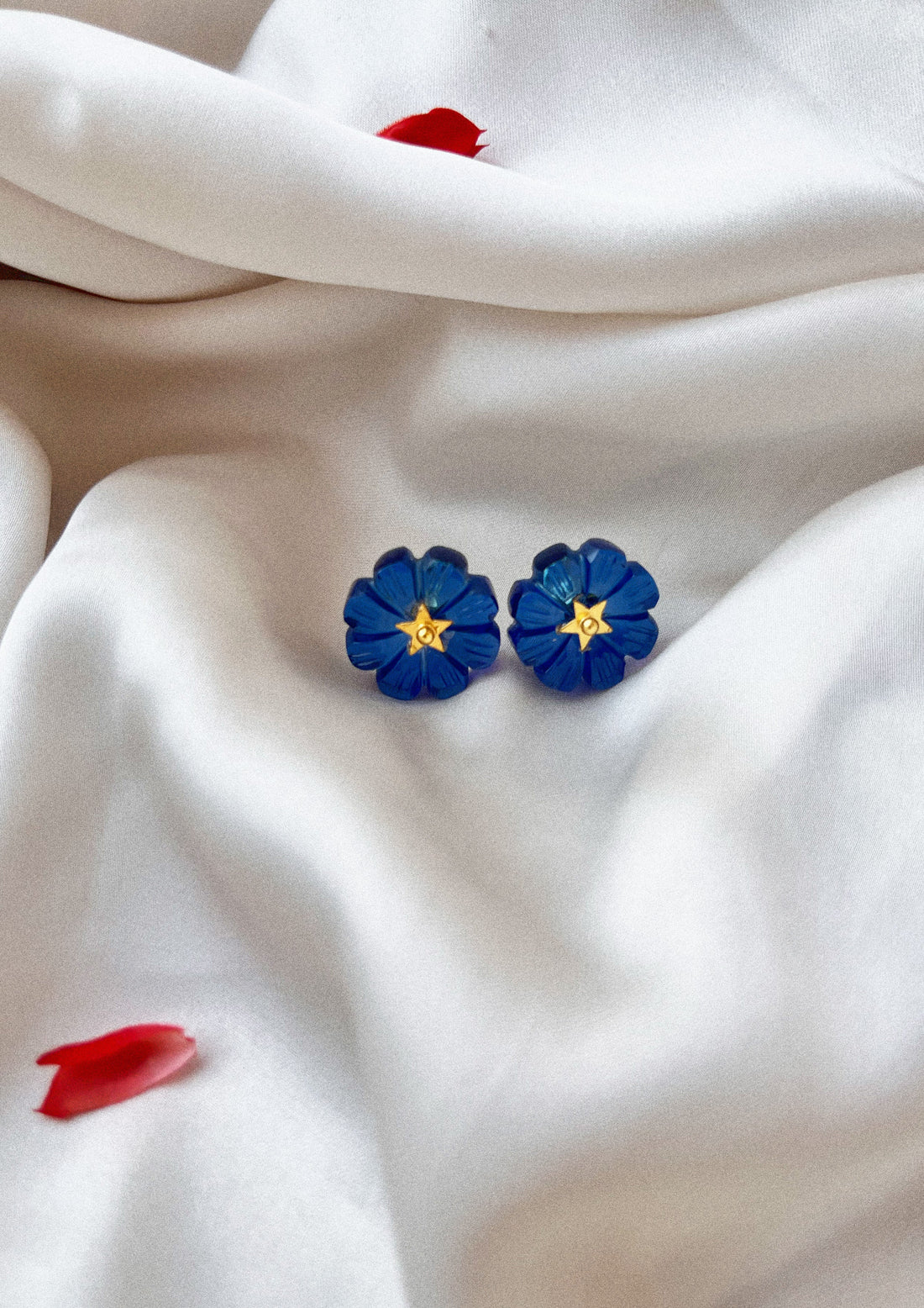 FLOWER STUDS BLUE QUARTZ CARVED