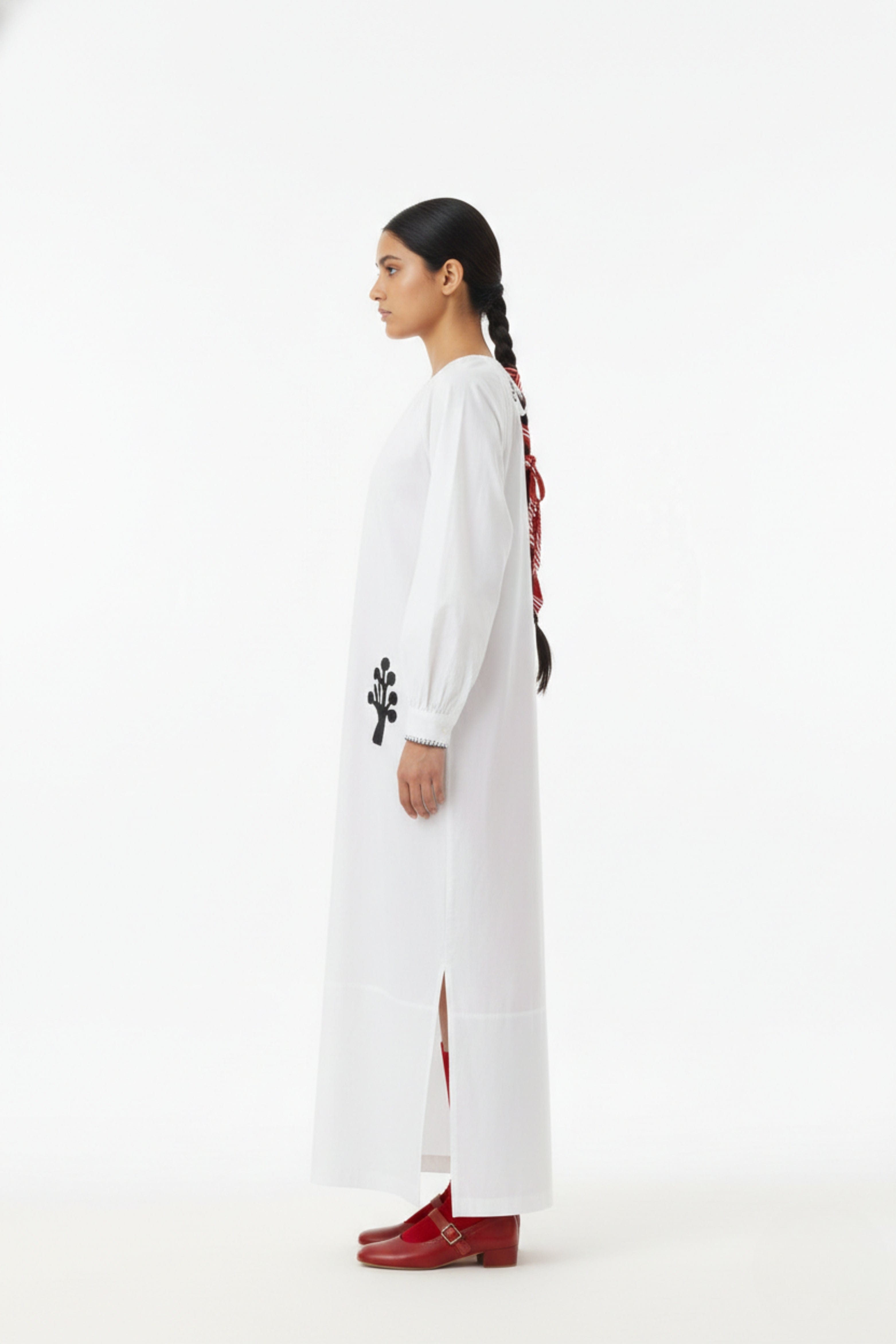 Astrid white dress by Doodlage featuring a flowy design with a relaxed fit, displayed on a mannequin.