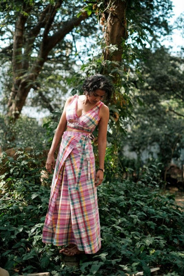 JODI Chokadi lungi skirt with vibrant traditional patterns, wrapped fabric design, and colorful border for ethnic style.