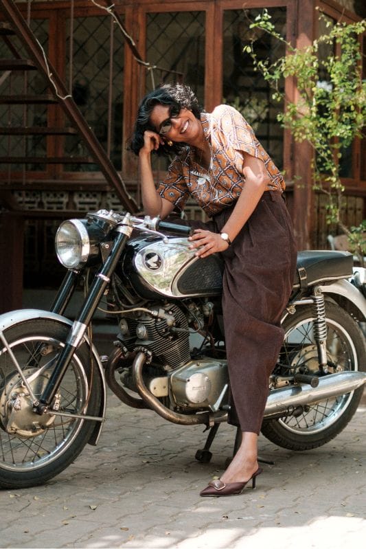 JODI Bhuro pleated trousers in beige with a relaxed fit and tailored waistband, displayed on a neutral background.