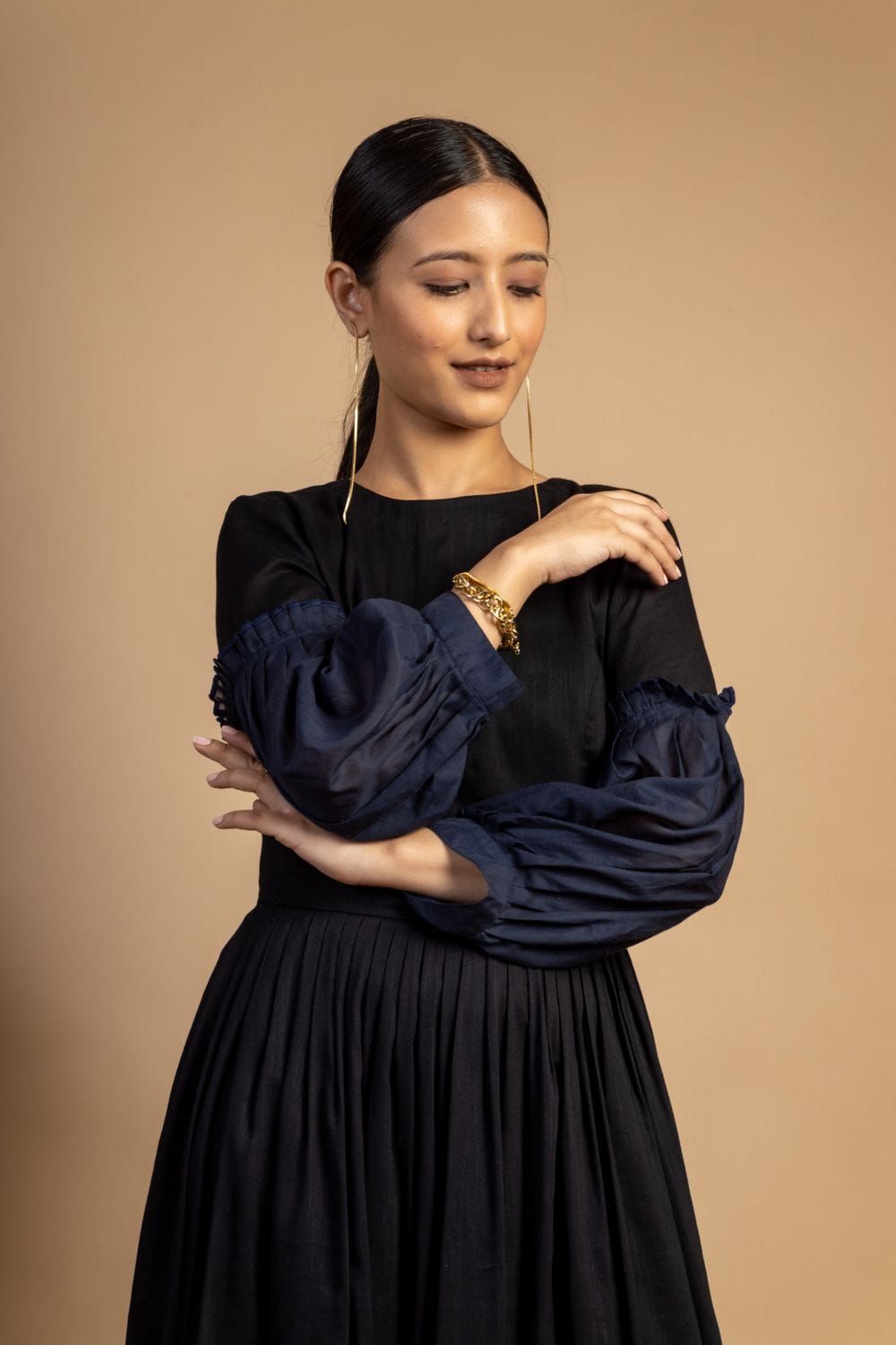 Sophia black dress by Doodlage, elegant knee-length dress with long sleeves and fitted silhouette, styled with accessories.