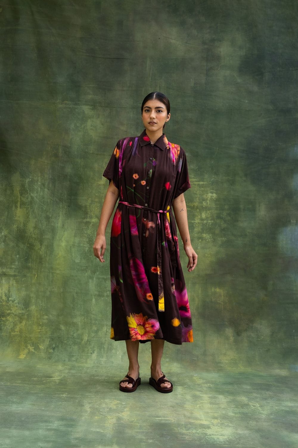 Doodlage Zora brown dress with a flowing silhouette, featuring a round neckline and long sleeves, displayed on a mannequin.