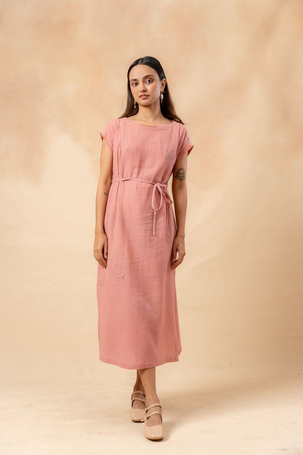 Doodlage Erna organic cotton dress with waist belt, featuring a flowy silhouette and natural fabric, shown on a model.