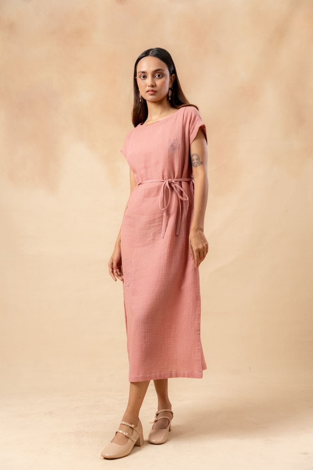 Doodlage Erna organic cotton dress with waist belt, flowy and comfortable, in neutral tones, perfect for casual wear.