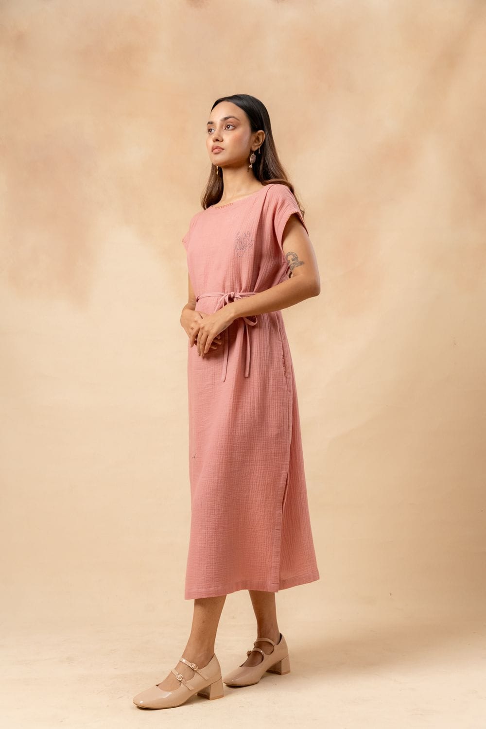 Doodlage Erna organic cotton dress with waist belt, featuring a flowy silhouette and natural fabric in a stylish design.