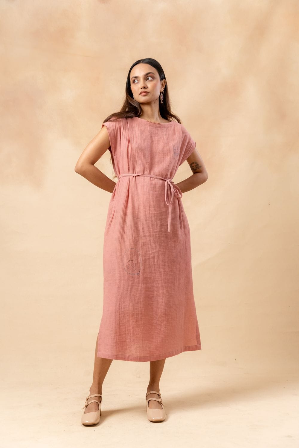 Doodlage Erna organic cotton dress with waist belt, showcasing a relaxed fit and natural fabric in a casual style.