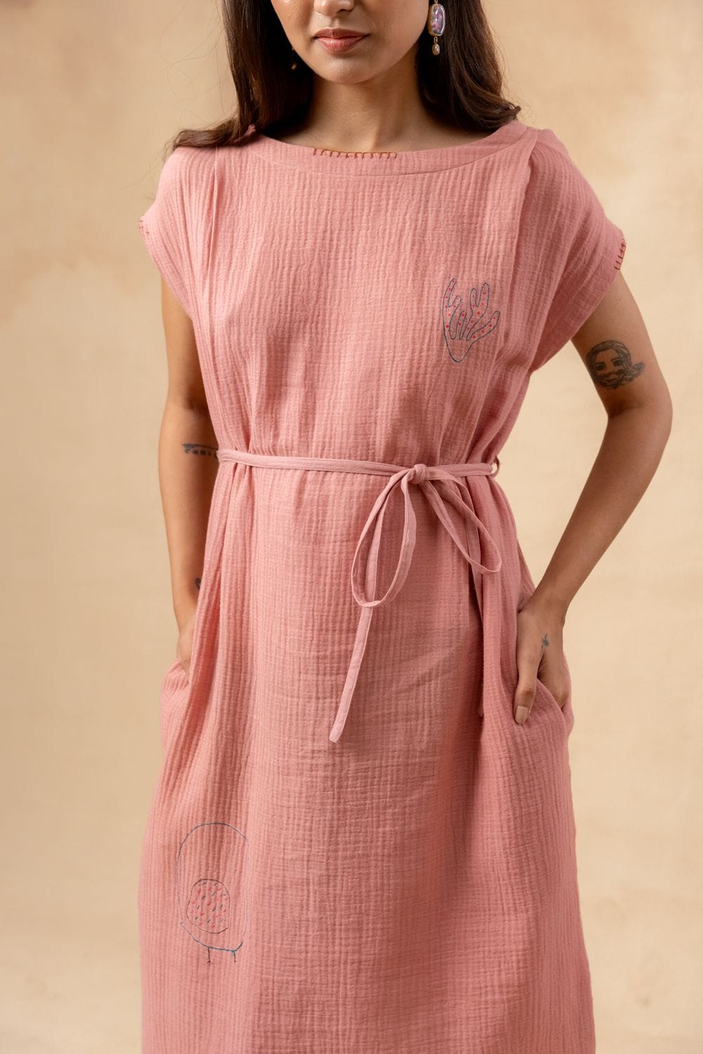Doodlage Erna organic cotton dress with waist belt, featuring a relaxed fit and natural fabric, displayed on a mannequin.