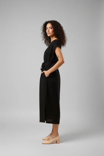 Black Erna dress by Doodlage, featuring a stylish, fitted silhouette with long sleeves and subtle textured fabric.