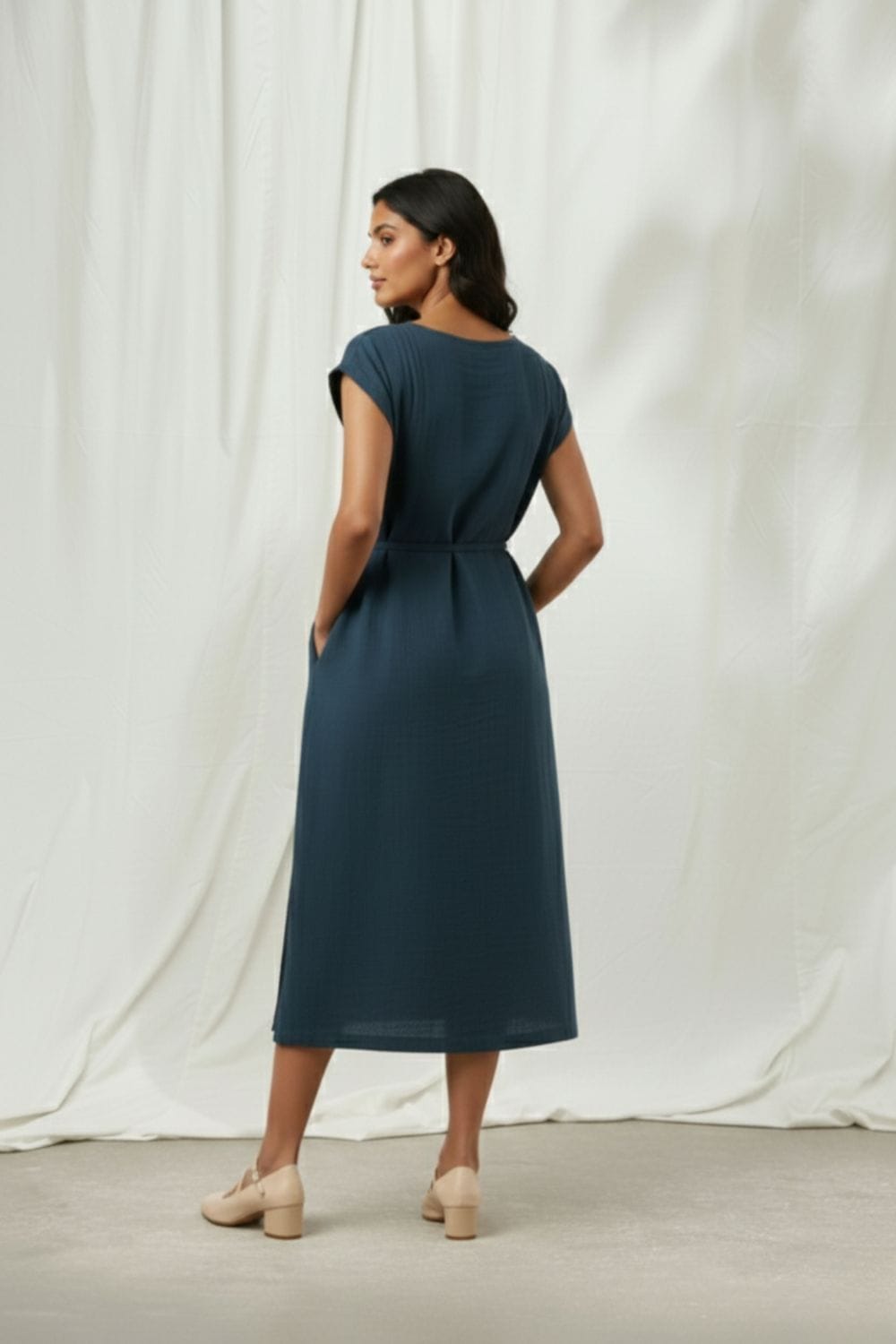 Doodlage Erna midnight blue dress with long sleeves and fitted silhouette, stylish and elegant for various occasions.
