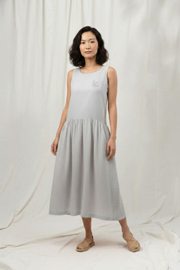 Susan grey dress by Doodlage, featuring a stylish, relaxed fit with long sleeves and a knee-length silhouette.