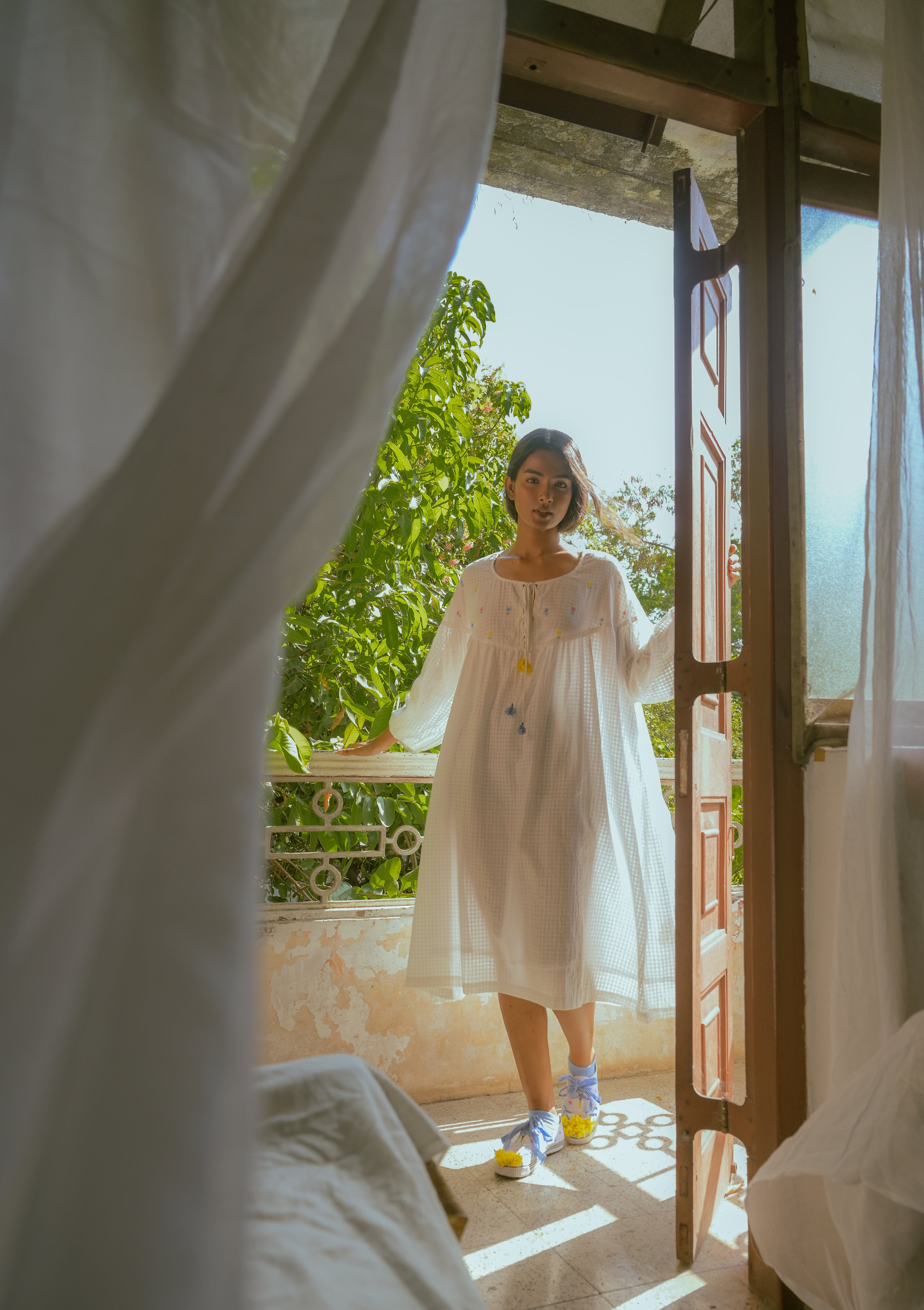 Deeta Flora oversized white dress, flowy and stylish, with floral details and a relaxed fit, perfect for casual or semi-formal wear.