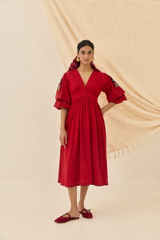 JODI Unab day dress in light fabric, featuring a relaxed fit and stylish design, shown on a model with a neutral background.