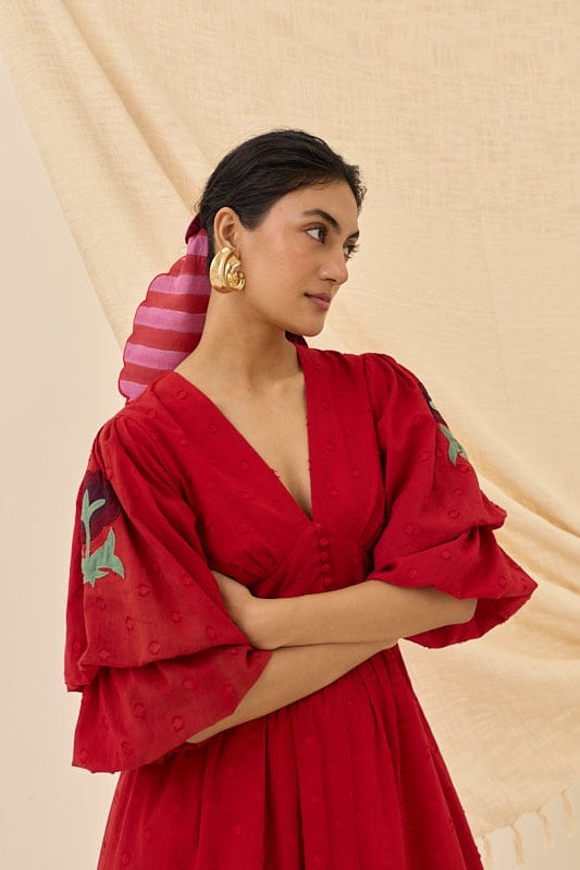 JODI Unab day dress in lightweight fabric with a relaxed fit, featuring a floral pattern and short sleeves.
