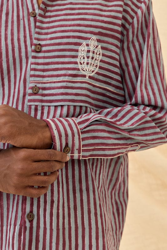 JODI relaxed fit shirt in soft fabric, featuring a casual style with a collar and button-down front, displayed on a hanger.