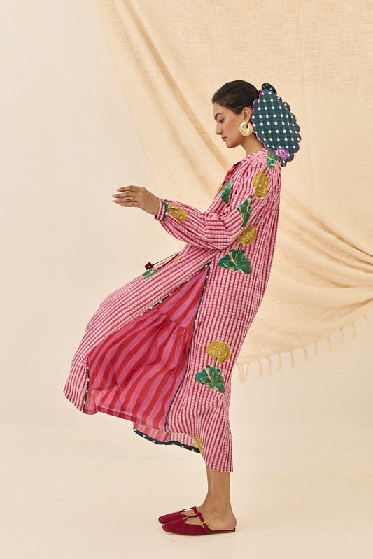 JODI Lali day dress in lightweight fabric with a relaxed fit, featuring a floral pattern and short sleeves.