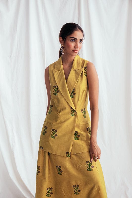 JODI Nimbu silk blazer, stylish jacket with a smooth texture, featuring a tailored fit and vibrant yellow color.