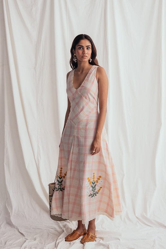 JODI Chataai day dress featuring a flowy, casual design with soft fabric and stylish details, perfect for everyday wear.