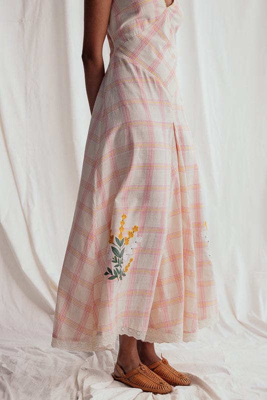 JODI Chataai day dress, casual women's dress with a relaxed fit and floral pattern, shown on a model in a lookbook setting.
