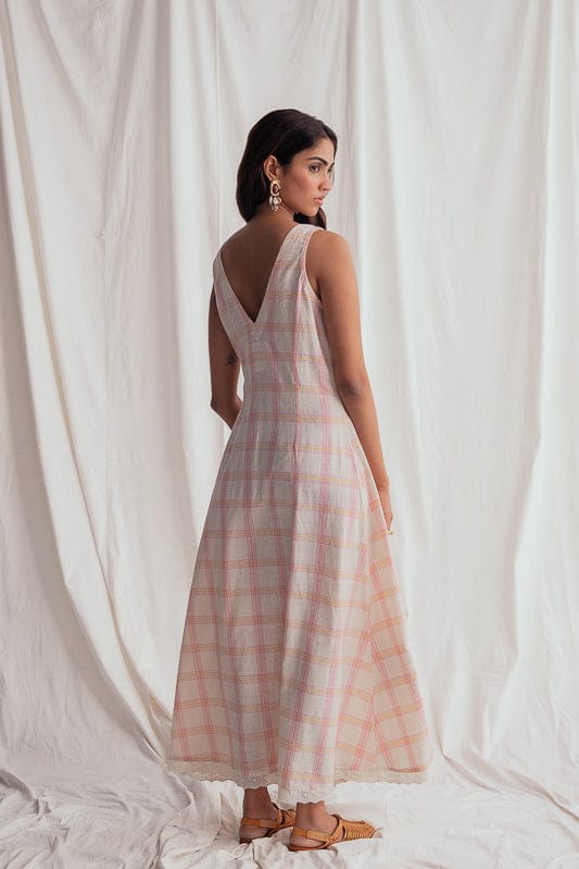 JODI Chataai day dress featuring a relaxed fit, soft fabric, and stylish design, shown on a model in a casual outdoor setting.
