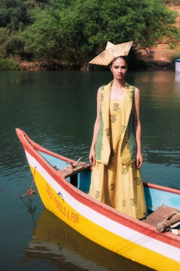 JODI Nimbu silk blazer, stylish jacket with a smooth texture, featuring a tailored fit and vibrant yellow color.