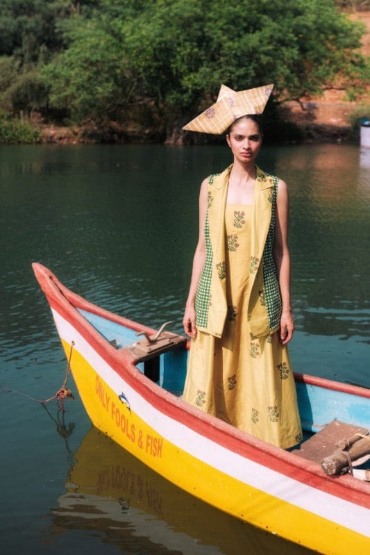 JODI Nimbu silk blazer, stylish jacket with a smooth texture, featuring a tailored fit and vibrant yellow color.