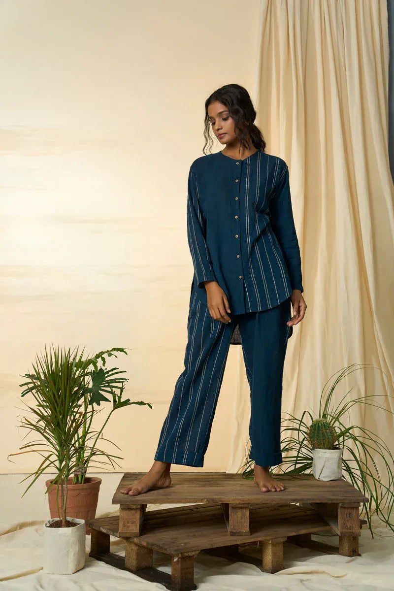 Cobalt-colored trousers by Alternative, stylish and comfortable, shown on a model with a casual fit and modern design.