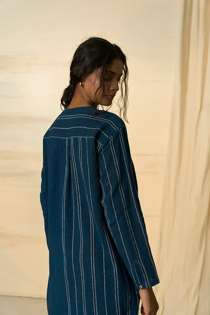 Cobalt-colored trousers from Alternative, casual fit with front pockets, displayed on a white background.