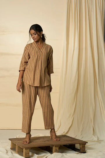 Alternative desert V-neck coordinate set with matching top and bottoms, casual and comfortable style.