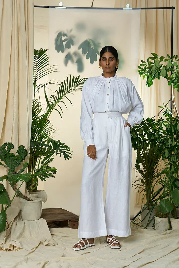 Alternative Manila trousers, casual fit with belt loops, front pockets, and tapered legs, made from lightweight fabric.