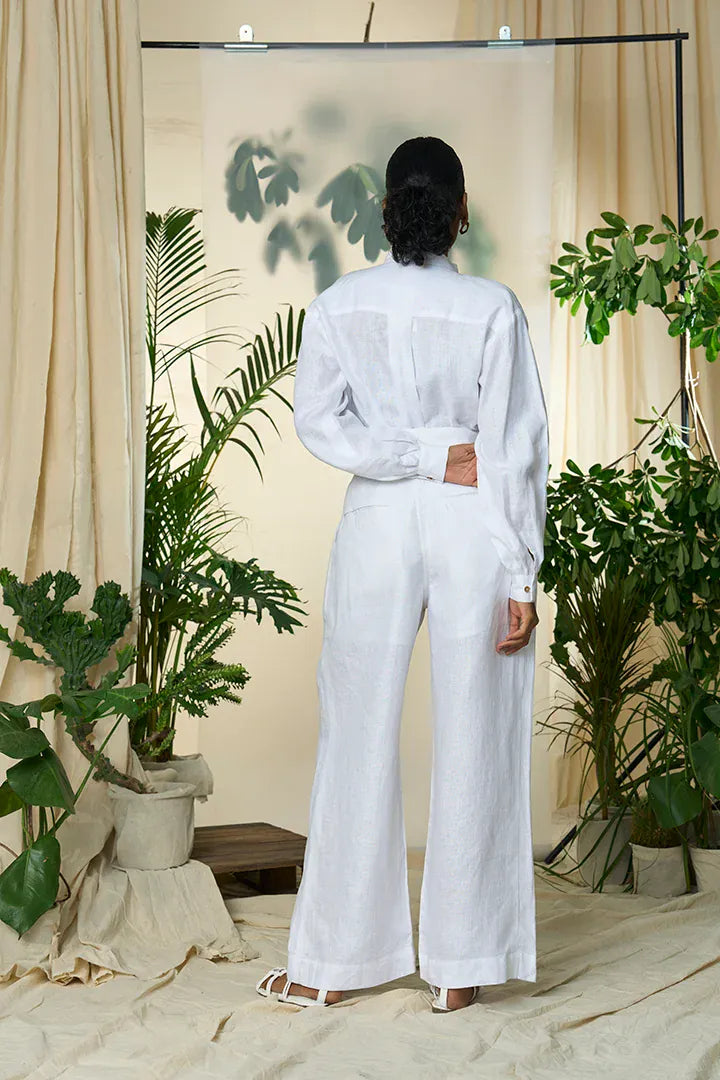 Alternative Manila trousers, stylish and comfortable men's trousers, shown in a neutral color with a tailored fit.