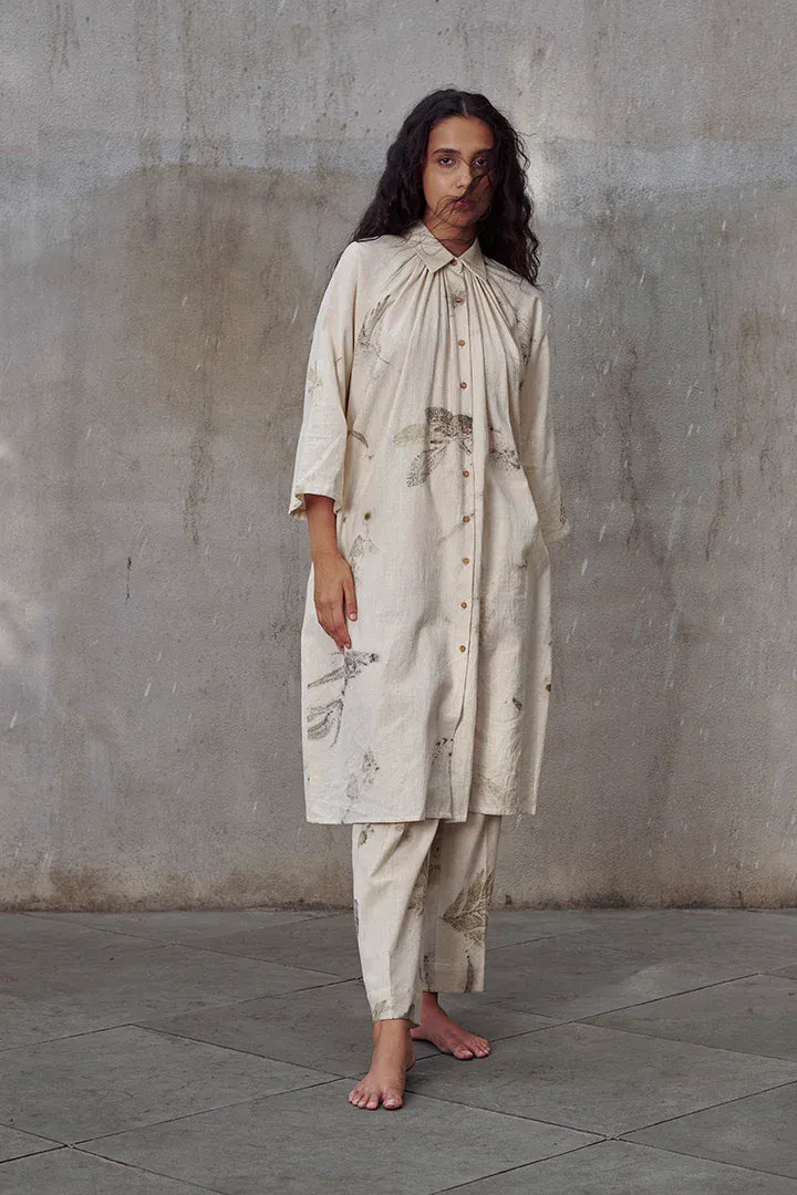 Alternative Live Leafy pants, stylish trousers with leafy pattern, showcasing a comfortable fit and modern design.