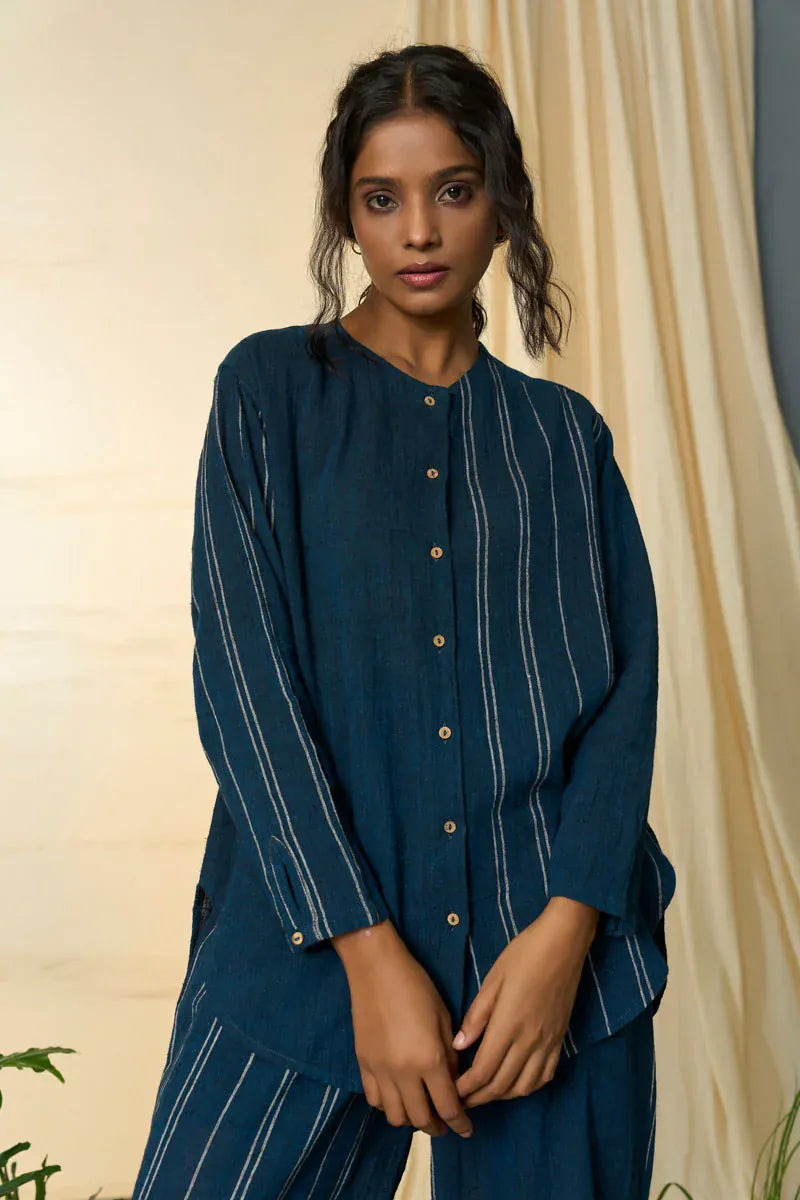 Alternative cobalt trousers, stylish tailored pants in vibrant blue fabric, shown on a model with a relaxed fit and modern design.