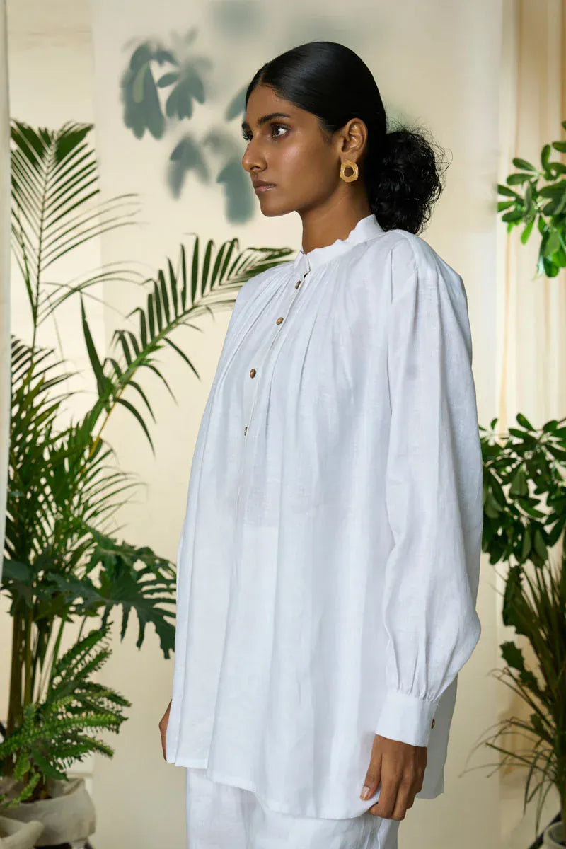 Alternative Manila trousers, stylish and comfortable, shown in a natural fabric with a tailored fit and classic design.