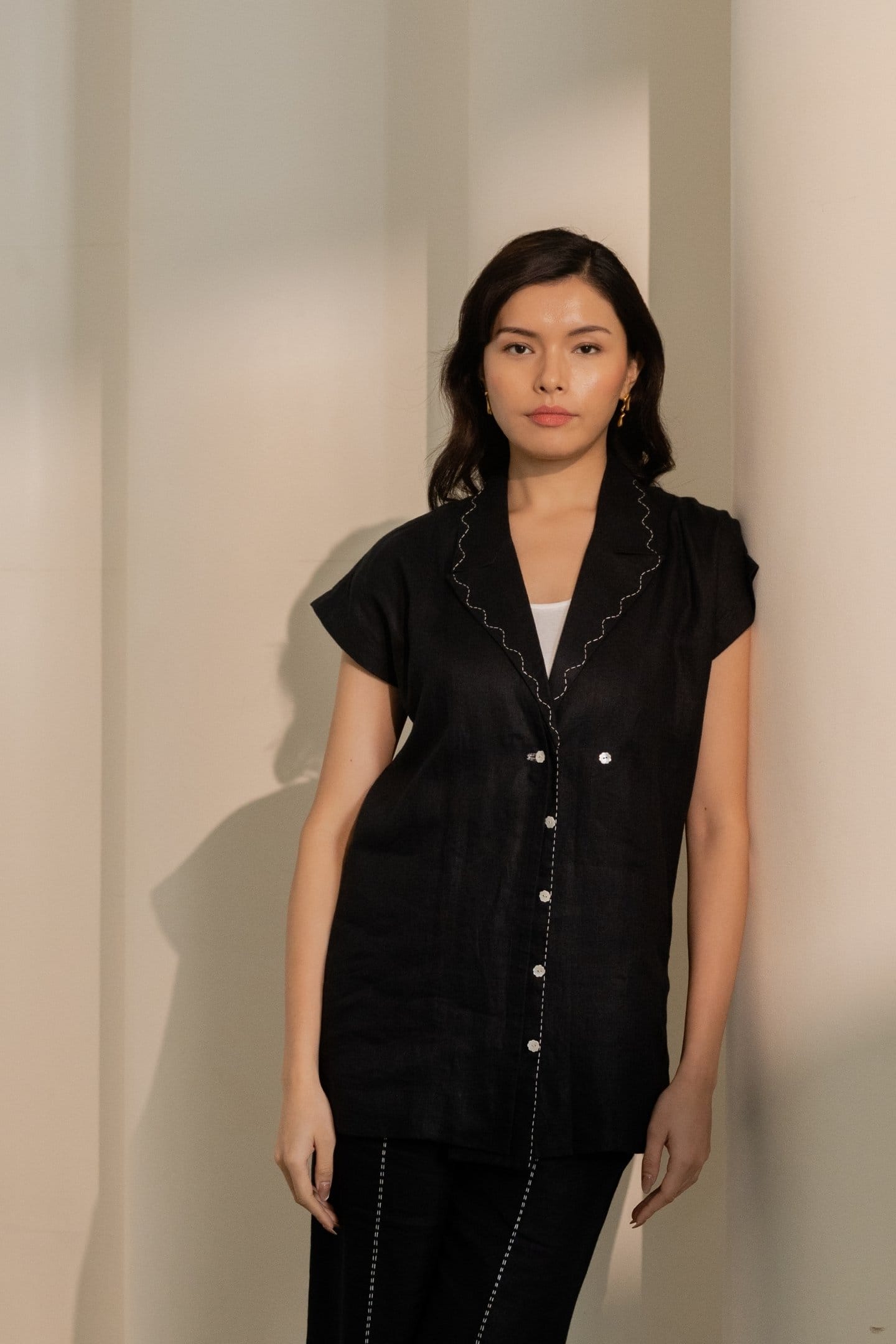 Ebony black hemp blazer by Alternative, tailored fit with lapel collar, front pockets, and long sleeves, displayed on a mannequin.