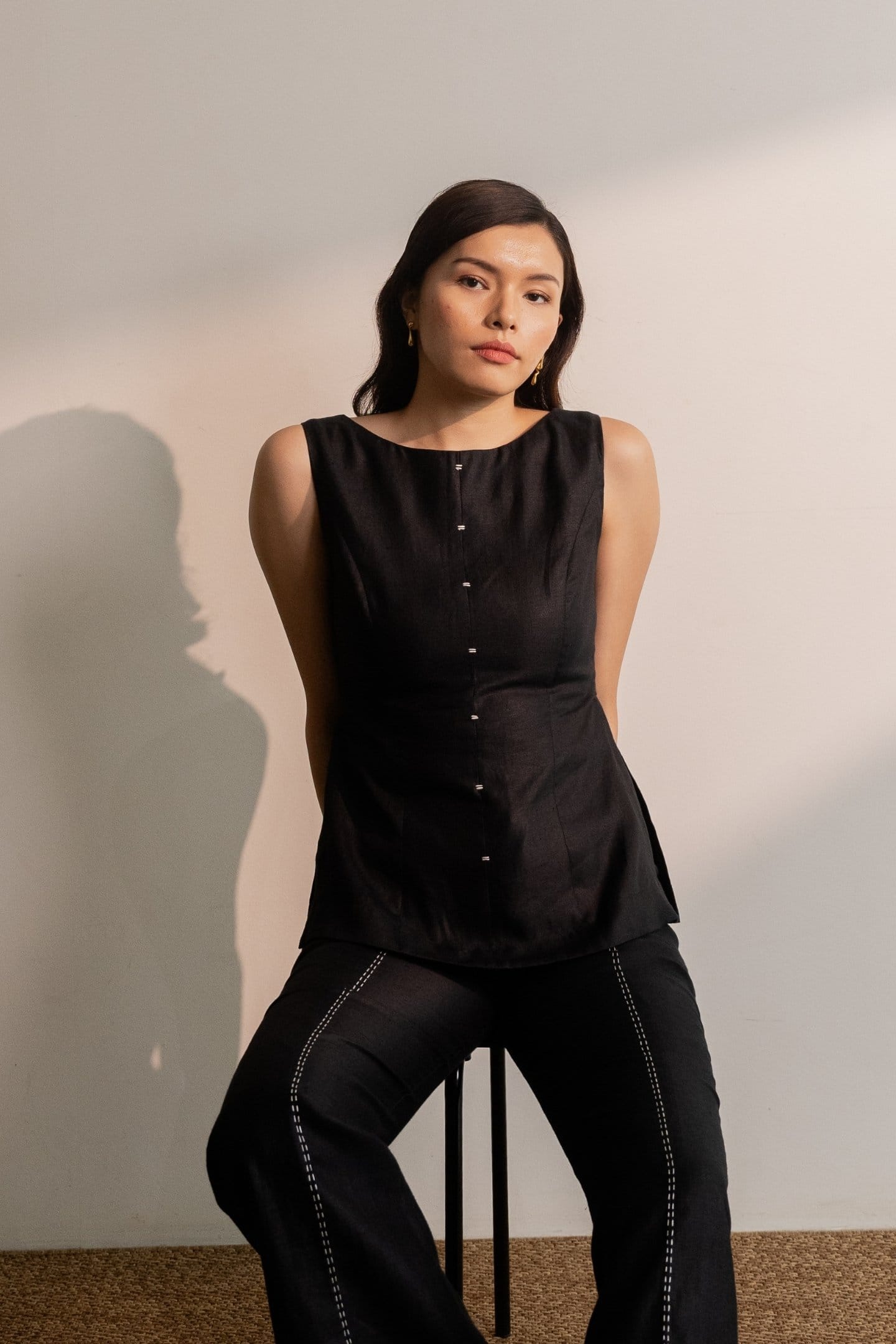 Ebony black sleeveless hemp top by Alternative, showing a close-up of the fitted sleeveless design and lightweight fabric.
