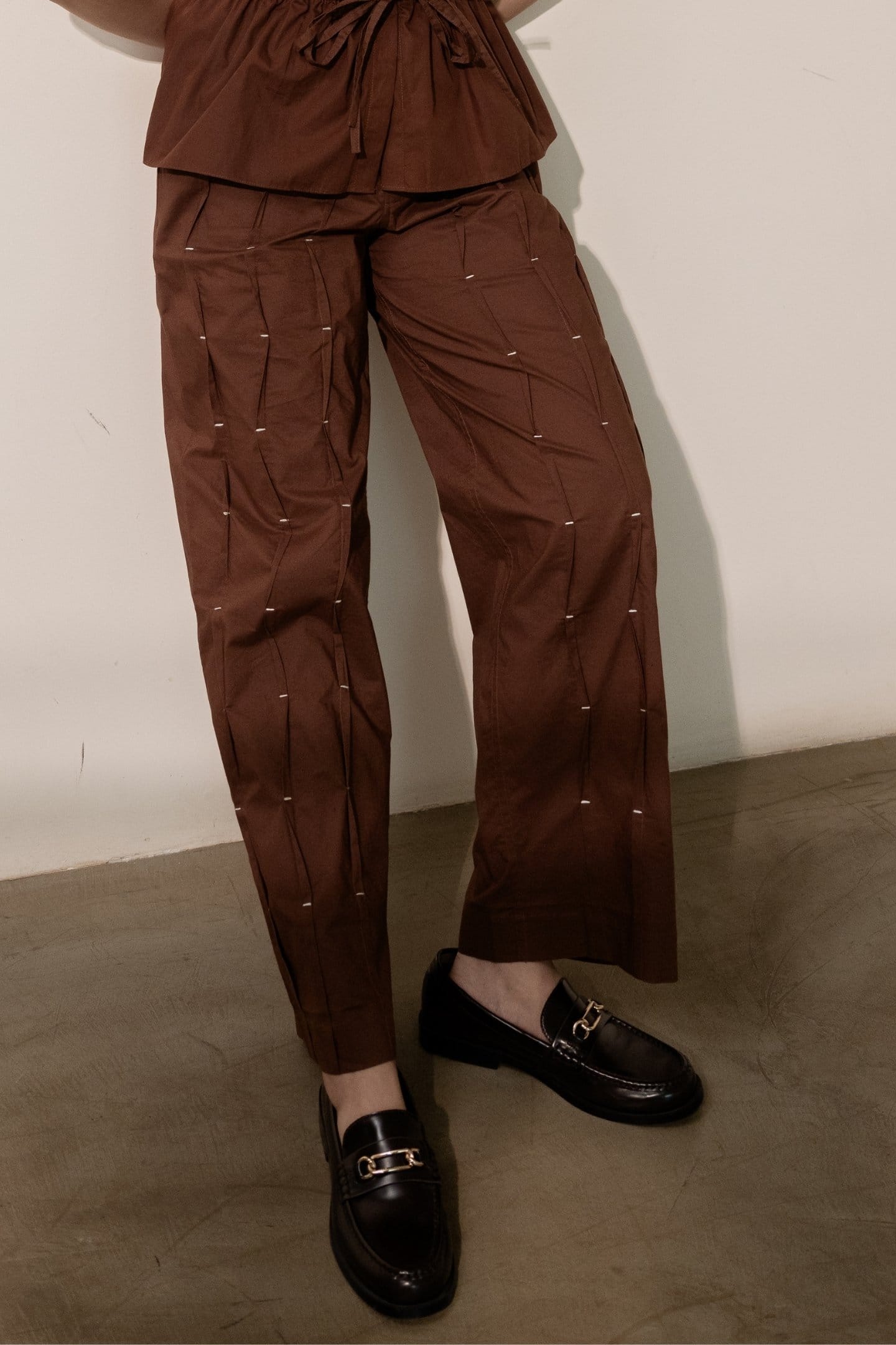 Alternative Ether brown pleated trousers, stylish men's trousers with a pleated design and comfortable fit.