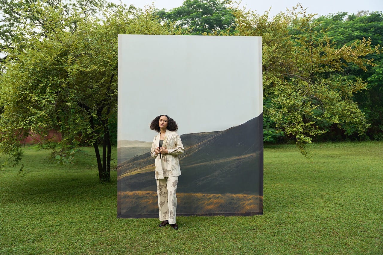 Alternative Grove corduroy trousers, men's casual trousers in earthy tone, featuring a relaxed fit and classic corduroy texture.