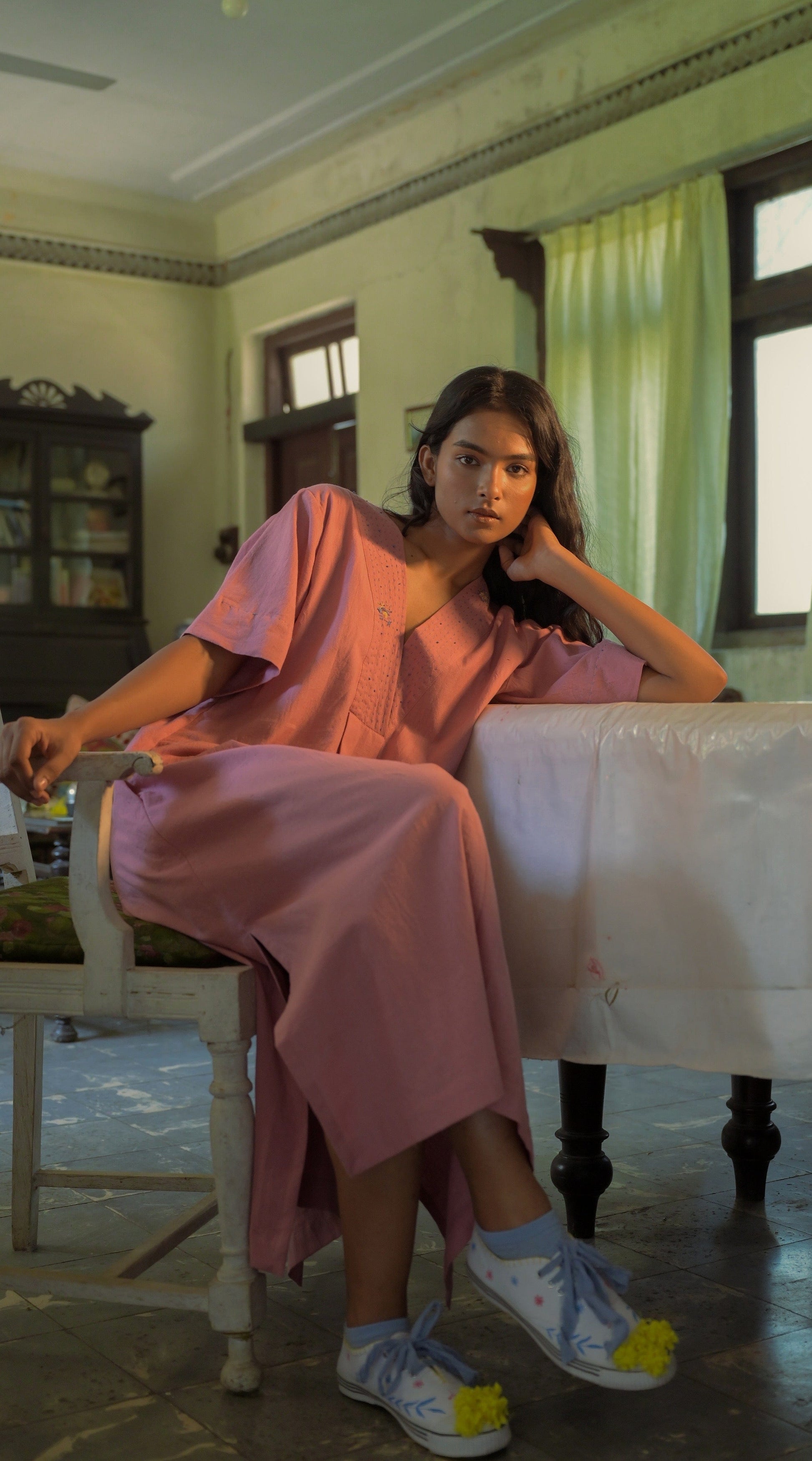 Deeta Rosa dress featuring a flowing pink fabric with floral pattern and elegant design, perfect for summer occasions.