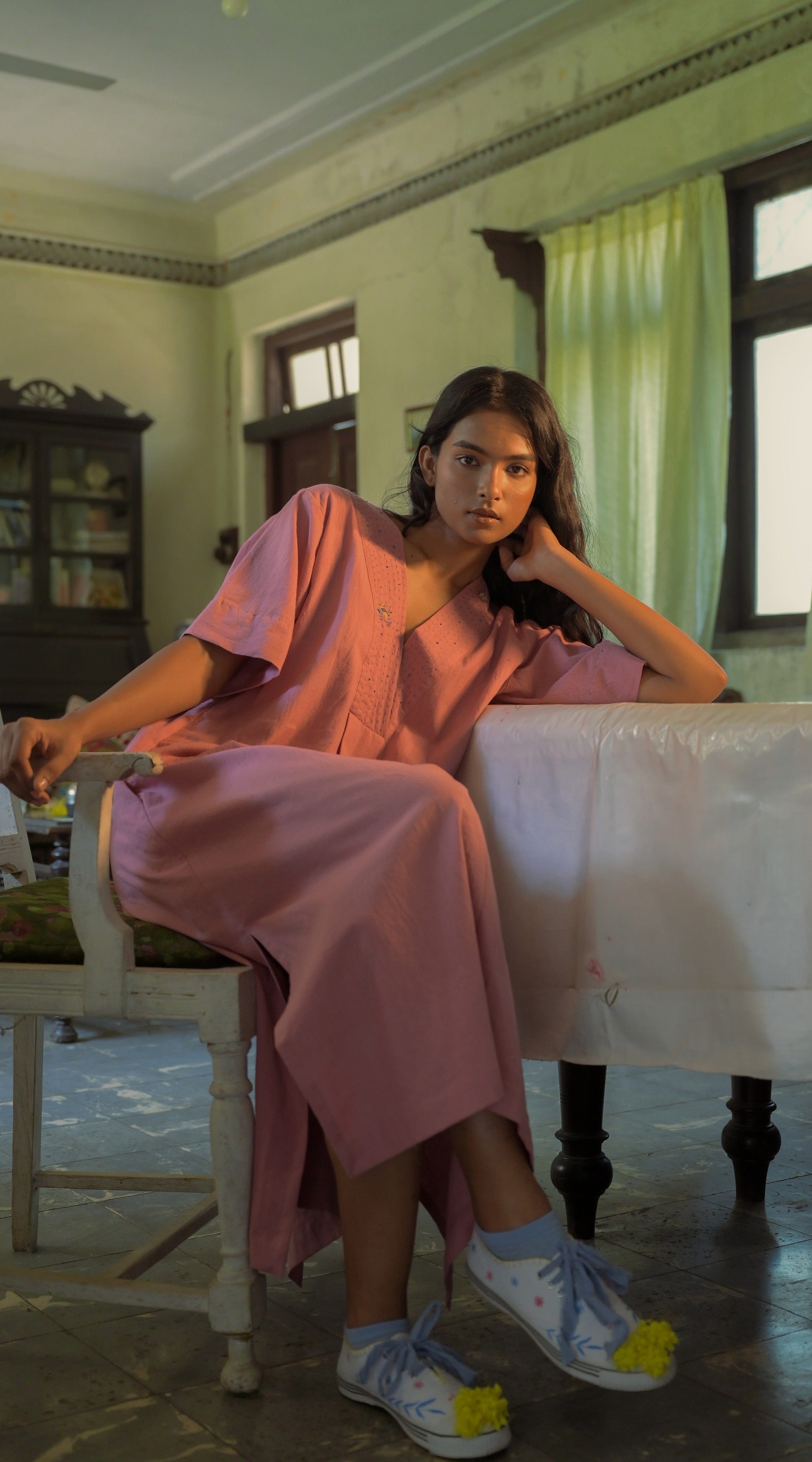 Deeta Rosa dress featuring a flowing pink fabric with floral pattern and elegant design, perfect for summer occasions.
