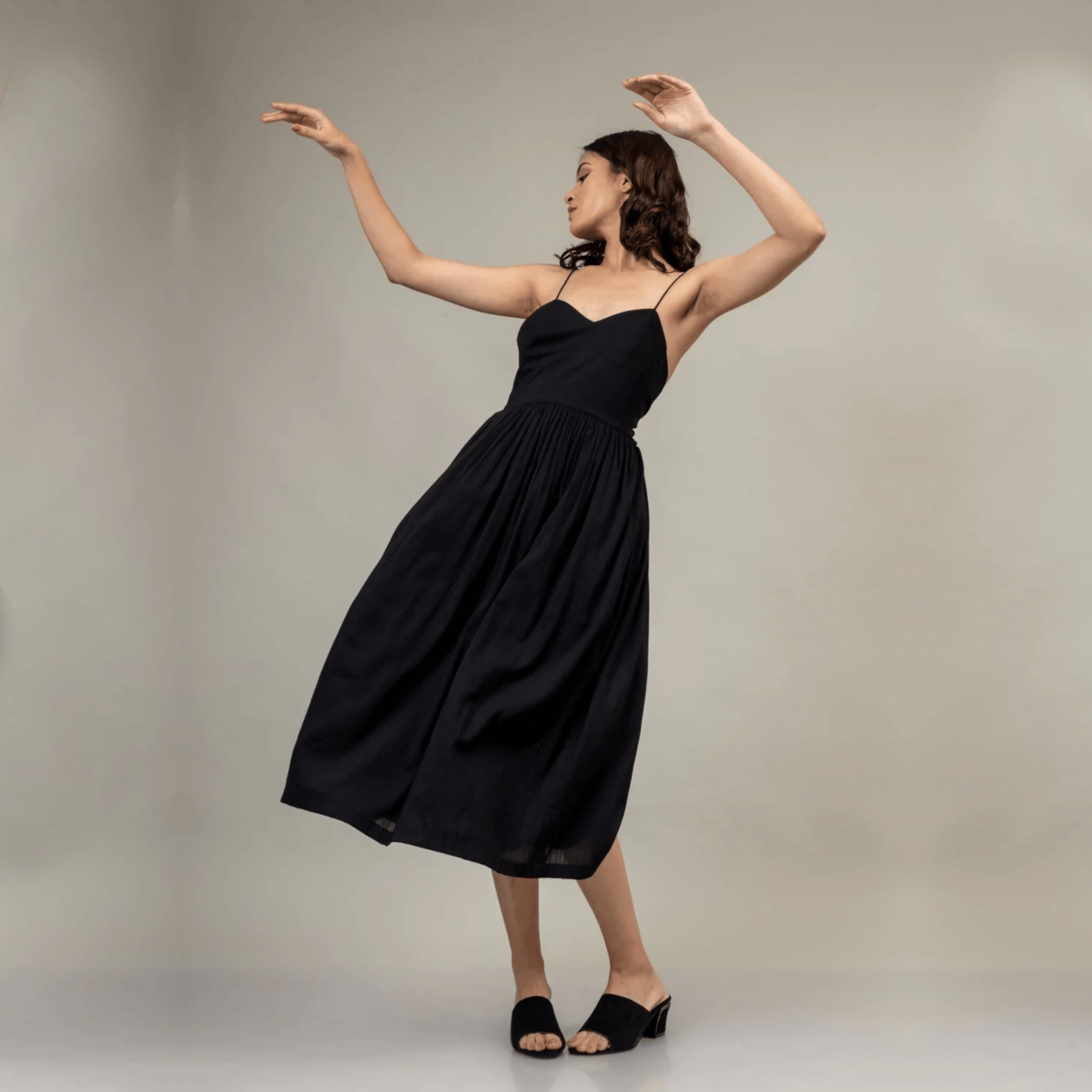 Doodlage Mary black dress, stylish sleeveless dress with fitted silhouette and elegant design, displayed on a mannequin.