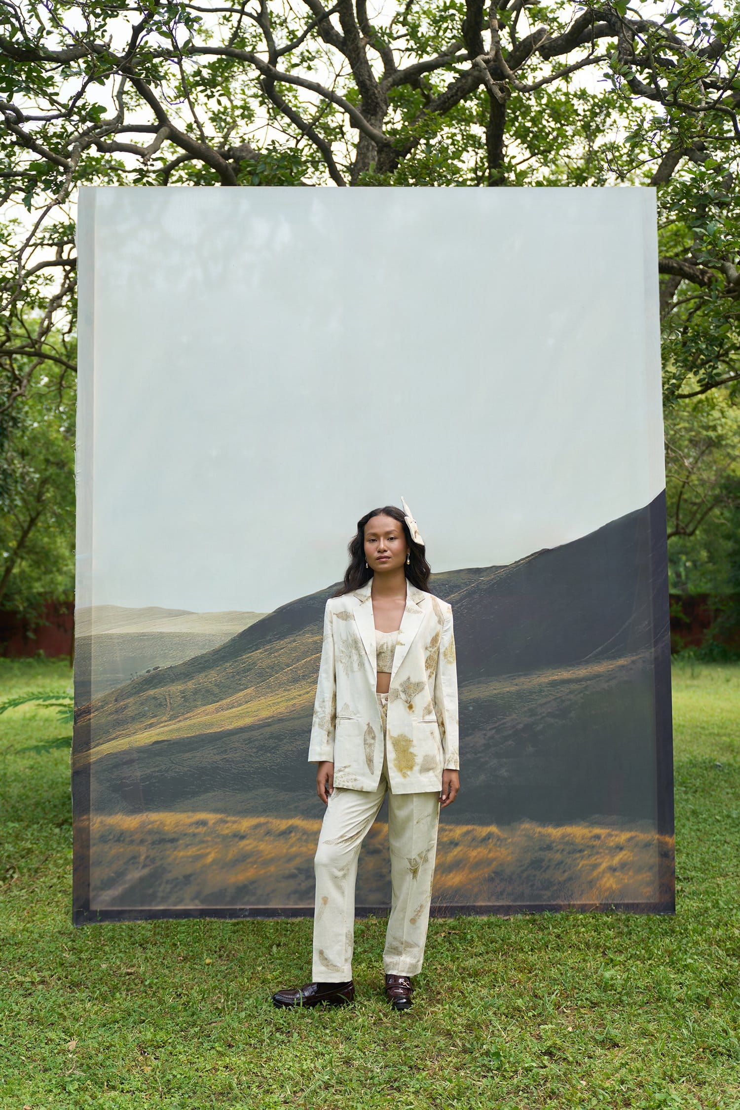 Alternative live leafy notch blazer, stylish tailored blazer with leafy pattern, front notch lapel, in a versatile fashion design.